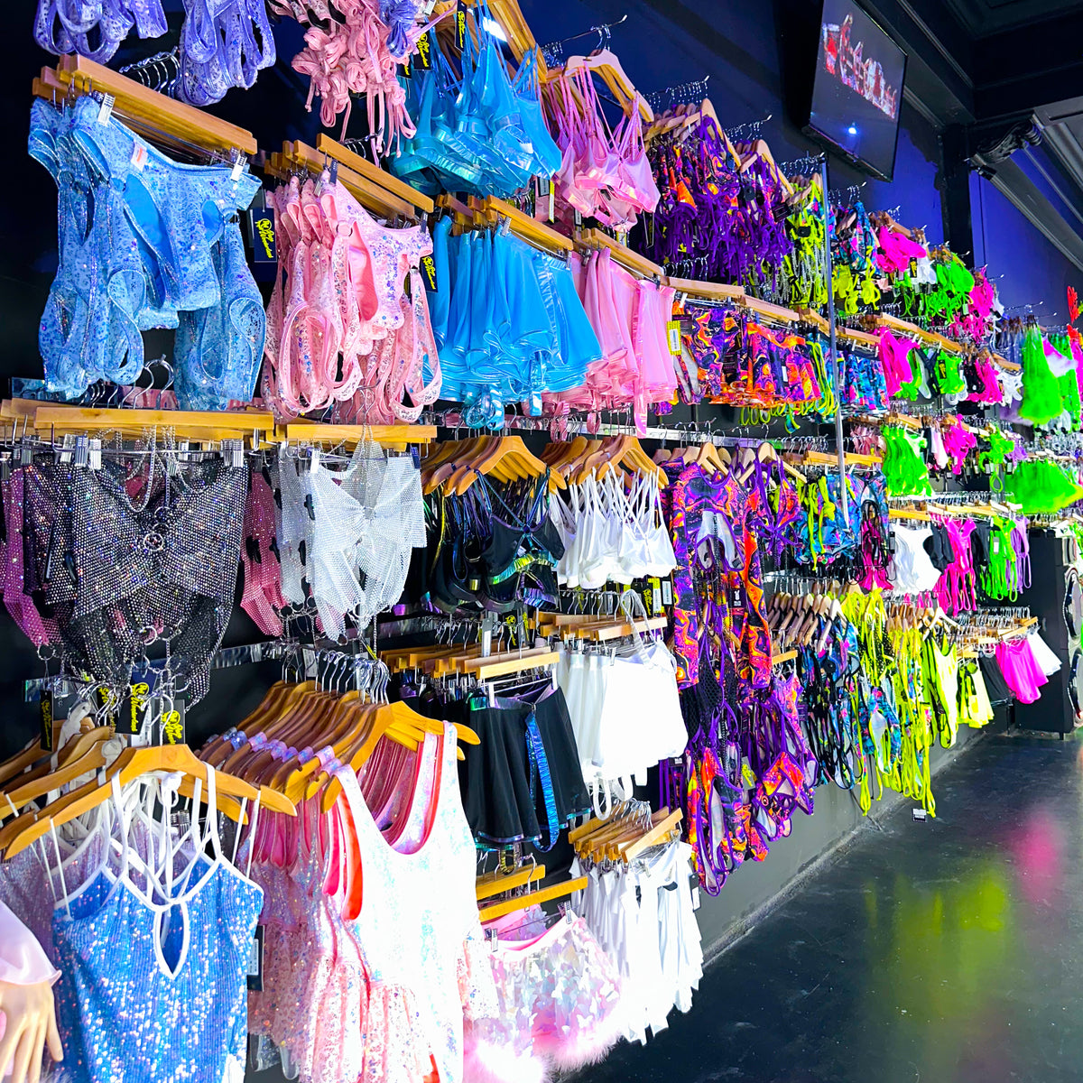 CALLING ALL RAVERS 🔊 The @ravewonderland store in Los Angeles is