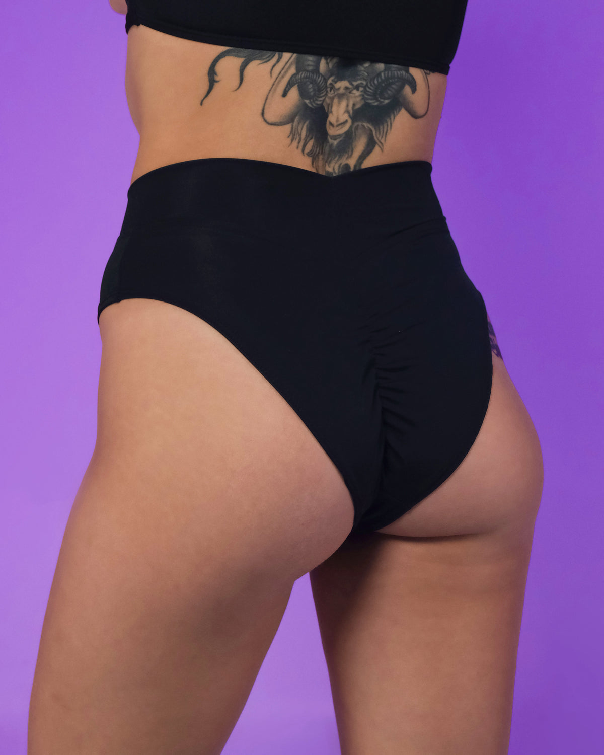 You Want the V Scrunch Butt Booty Shorts - Black